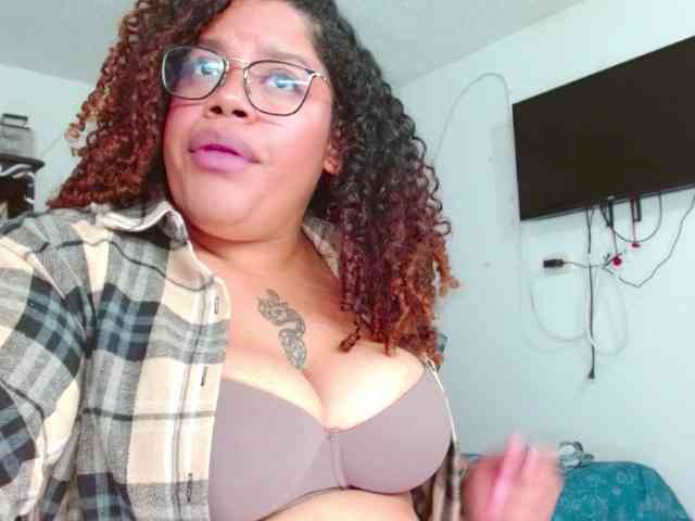 saramorales1 bongacams live cam model