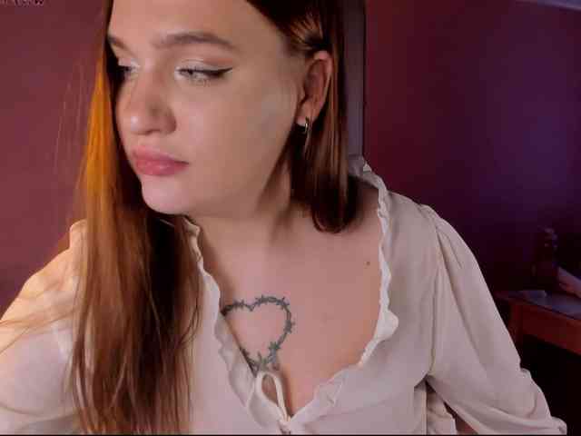 CarolineLovers bongacams live cam model