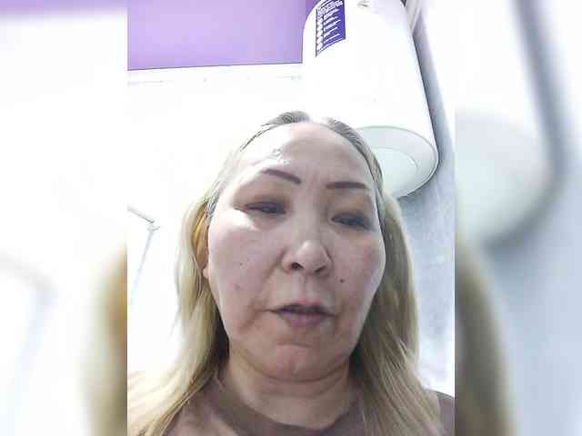Qweentis bongacams live cam model