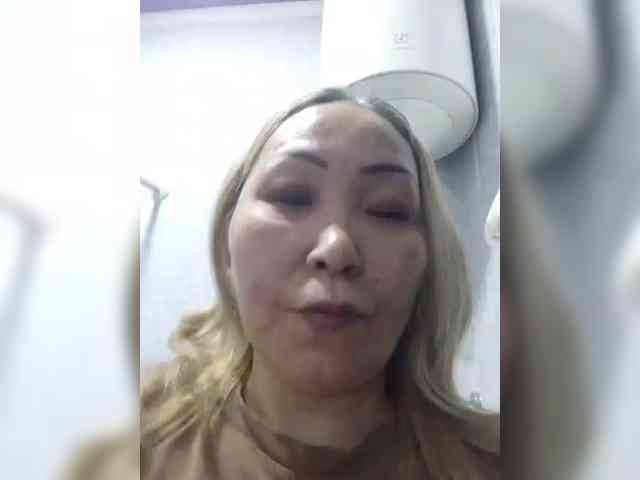 Qweentis bongacams live cam model