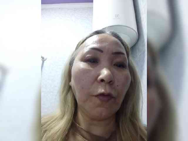 Qweentis bongacams live cam model