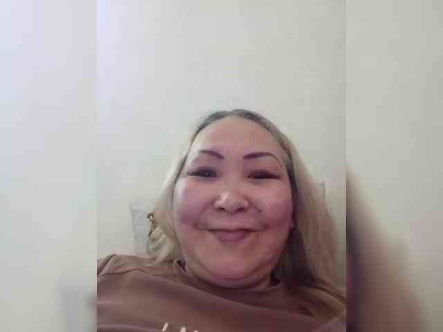 Qweentis bongacams live cam model