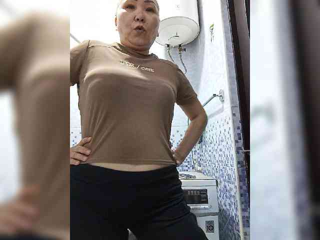 Qweentis bongacams live cam model