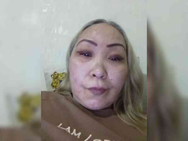 Qweentis bongacams live cam model