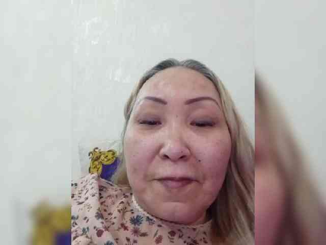 Qweentis bongacams live cam model