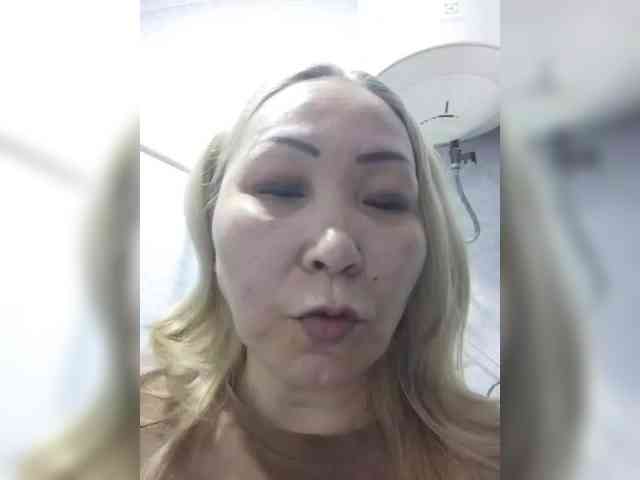 Qweentis bongacams live cam model