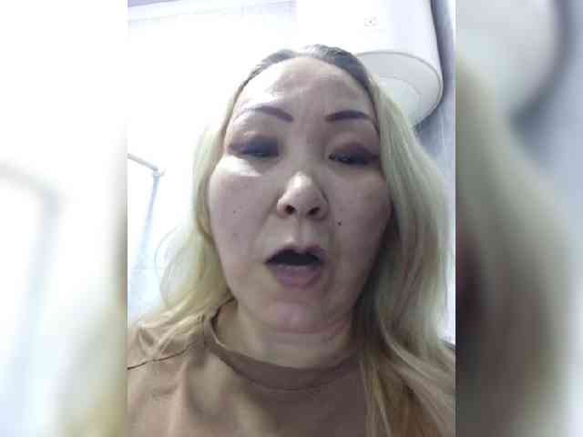 Qweentis bongacams live cam model