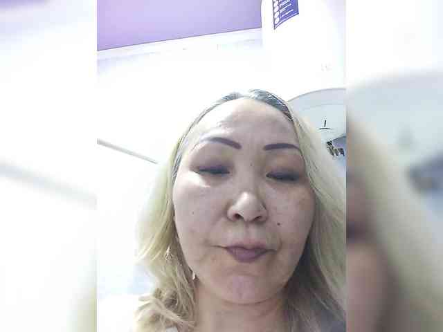 Qweentis bongacams live cam model