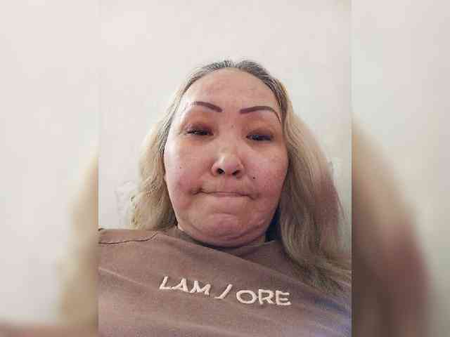 Qweentis bongacams live cam model