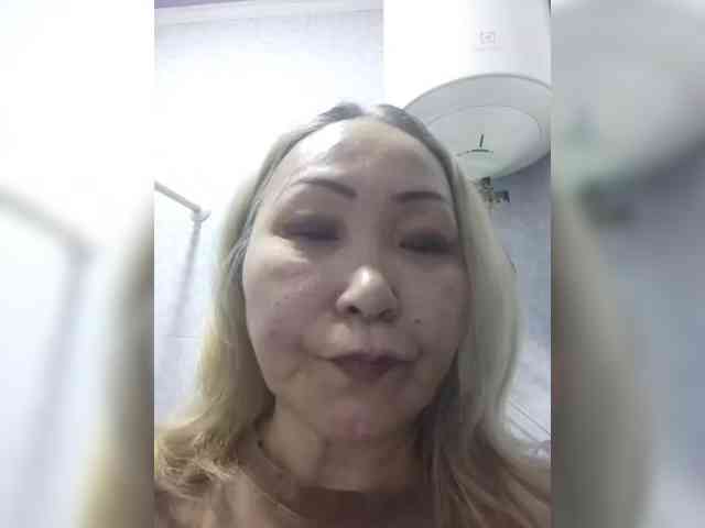 Qweentis bongacams live cam model