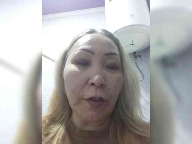 Qweentis bongacams live cam model