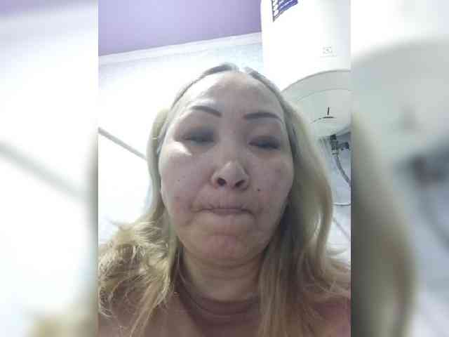 Qweentis bongacams live cam model