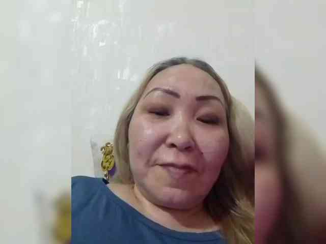 Qweentis bongacams live cam model
