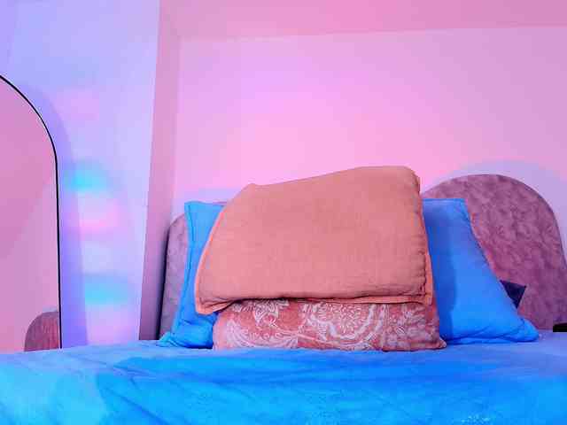 naomi-k bongacams live cam model