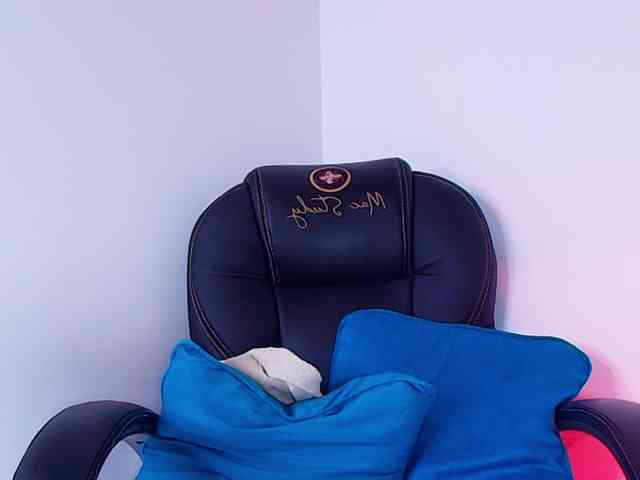 naomi-k bongacams live cam model