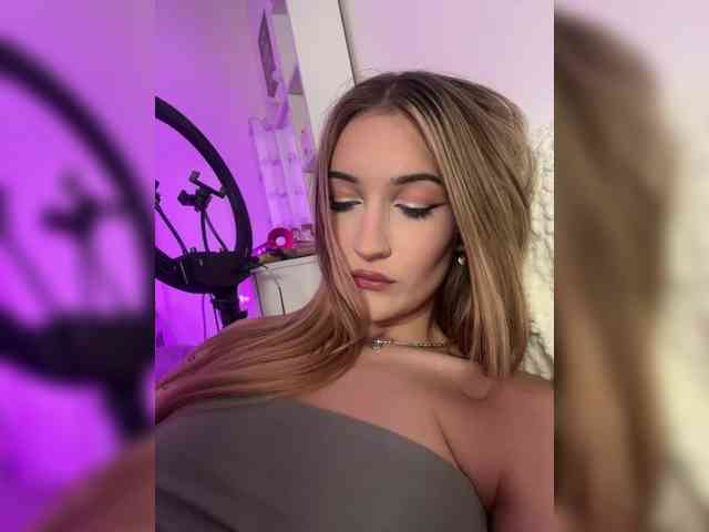 -Lana-Chester- bongacams live cam model