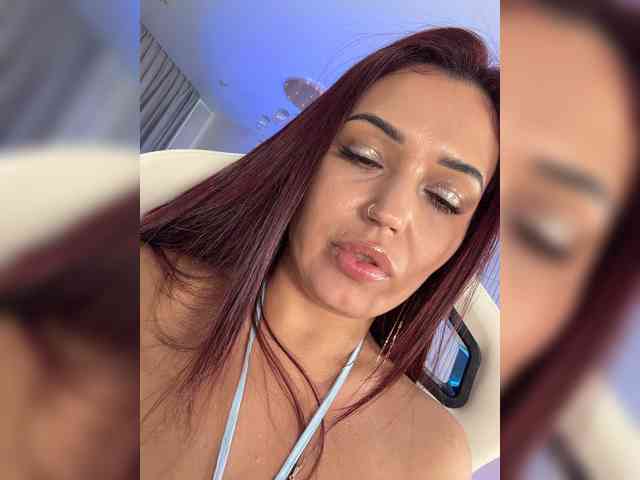 Adel-chocolatee bongacams live cam model