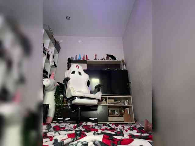 YoloLove bongacams live cam model
