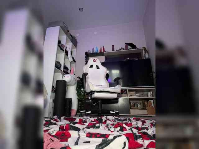 YoloLove bongacams live cam model