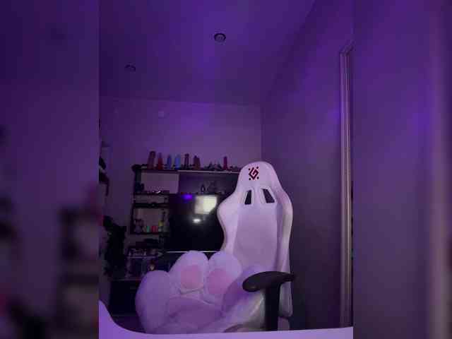 YoloLove bongacams live cam model