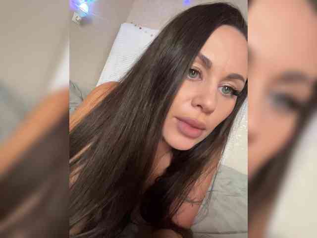 -Hennessy- bongacams live cam model