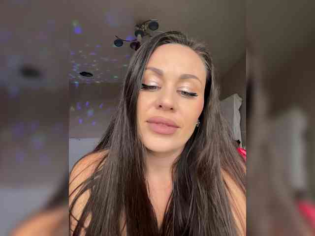-Hennessy- bongacams live cam model
