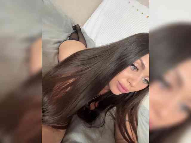 -Hennessy- bongacams live cam model