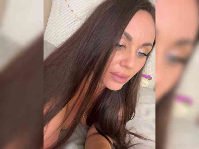 -Hennessy- bongacams live cam model