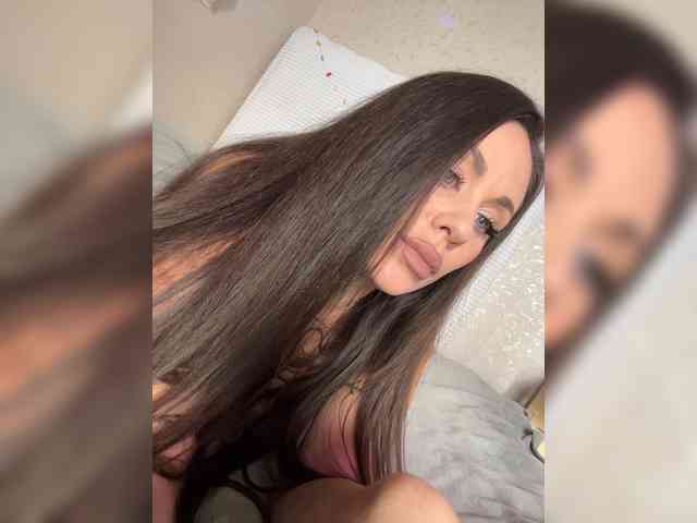 -Hennessy- bongacams live cam model
