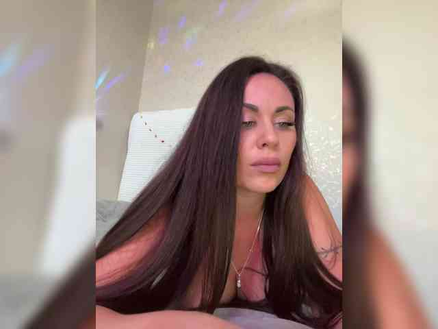 -Hennessy- bongacams live cam model
