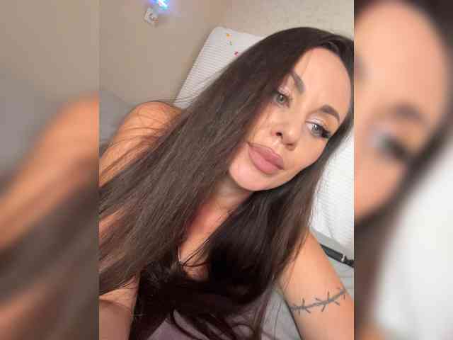 -Hennessy- bongacams live cam model