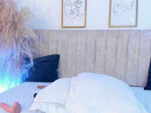 mia-lourence bongacams live cam model