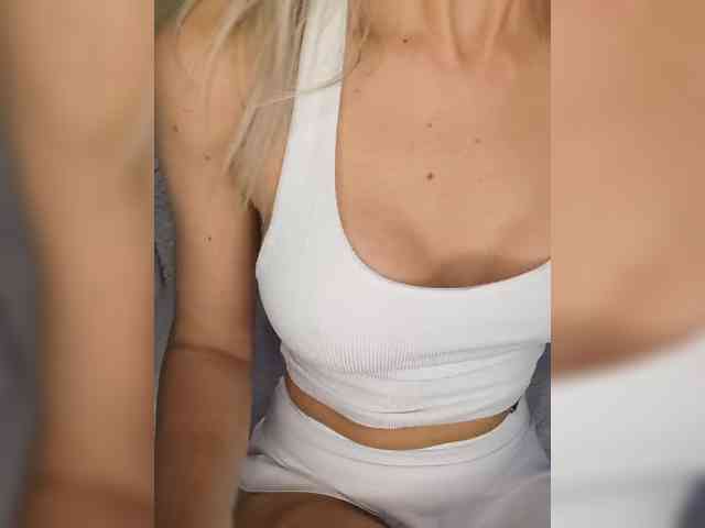 Pussechka bongacams live cam model