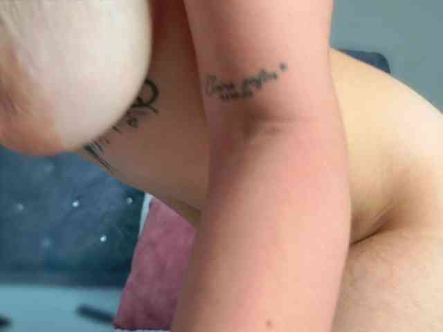 ElizabetthKitty bongacams live cam model