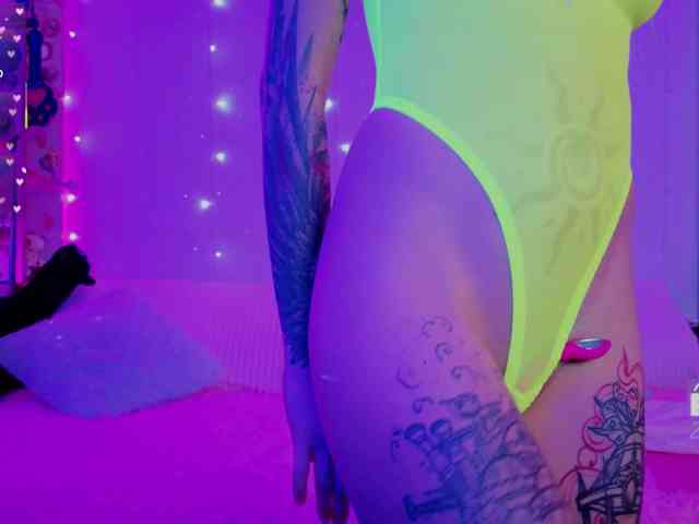 Anuskatz bongacams live cam model