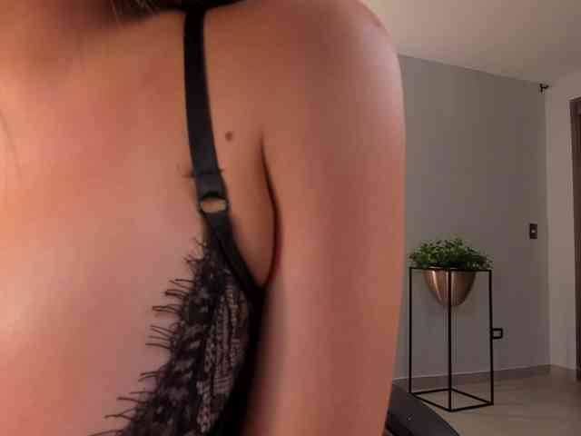 GiaFerrara bongacams live cam model