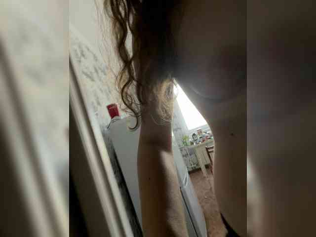 kisssssesmee bongacams live cam model