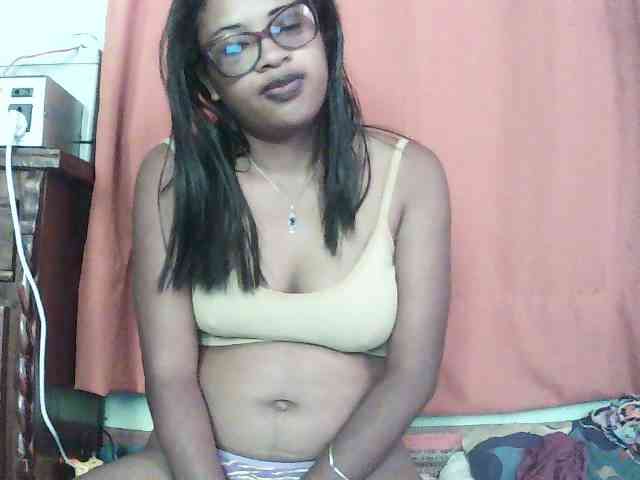 TriciaBella bongacams live cam model