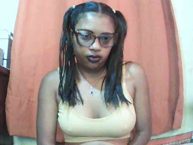 TriciaBella bongacams live cam model
