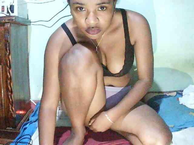 TriciaBella bongacams live cam model