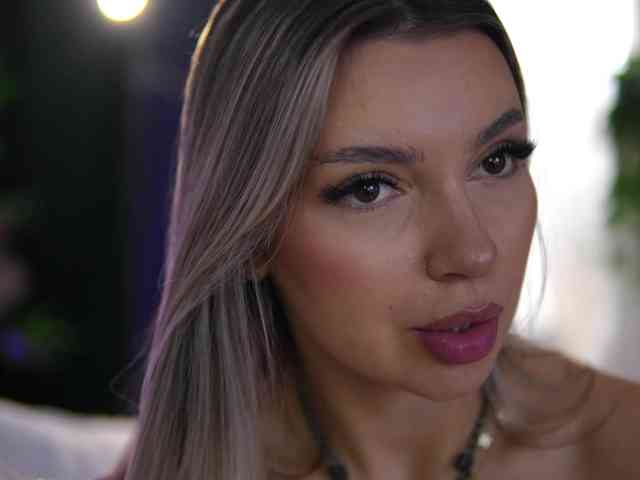 ArtTeasee bongacams live cam model