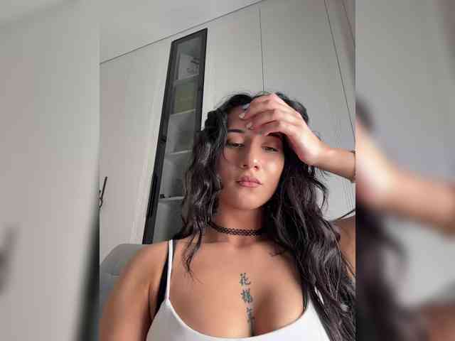 Adel9 bongacams live cam model