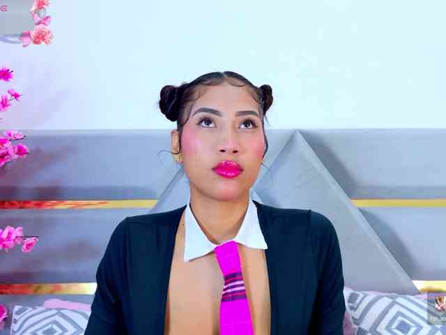 YesyHills bongacams live cam model