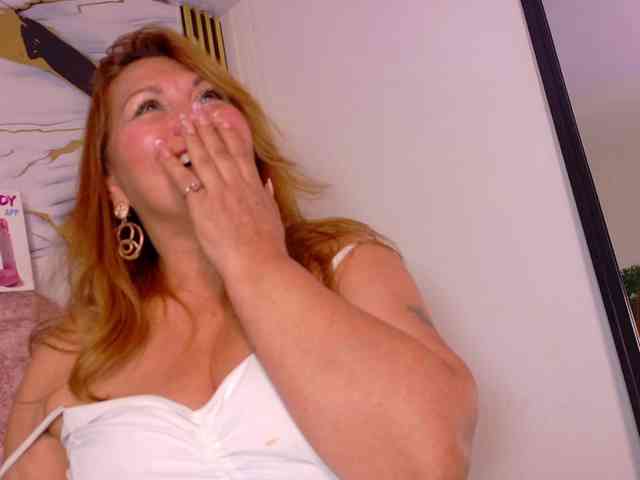 Kazsandra bongacams live cam model