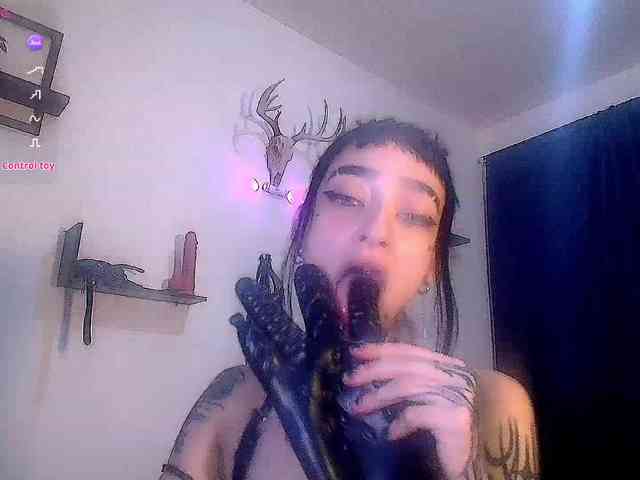 DakariaHills bongacams live cam model
