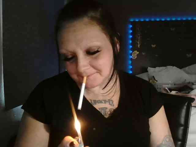 Adelaideskyy bongacams live cam model