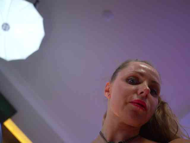 EvaFashionista bongacams live cam model
