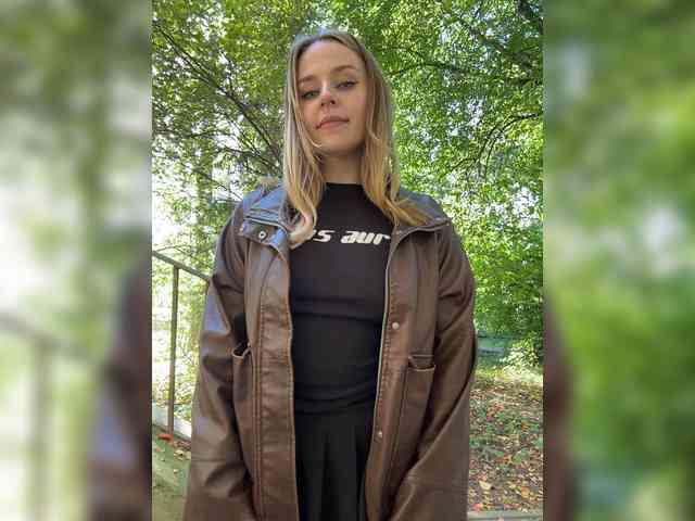 elegantbabe bongacams live cam model