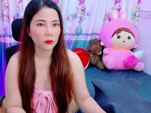 Queendy bongacams live cam model