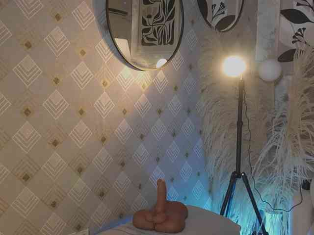 MaddyOwens bongacams live cam model
